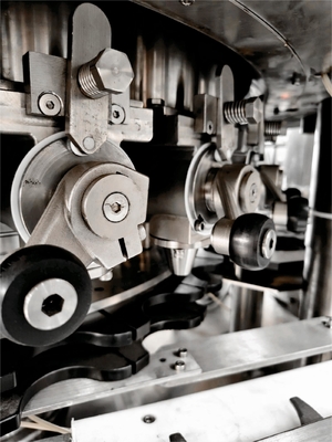 High Speed Can Filling Equipment, 300-400 cans/min, with 24 filling heads